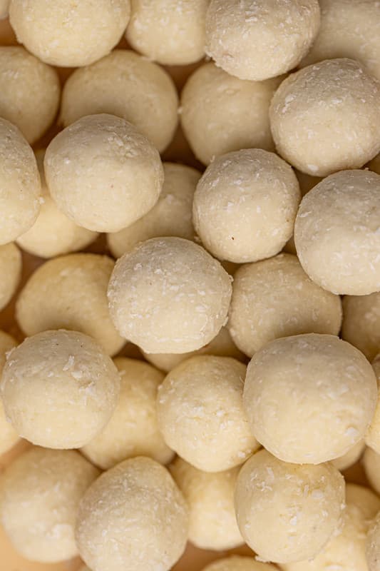 Noisette Enrobée de Chocolat Blanc et Noix de Coco